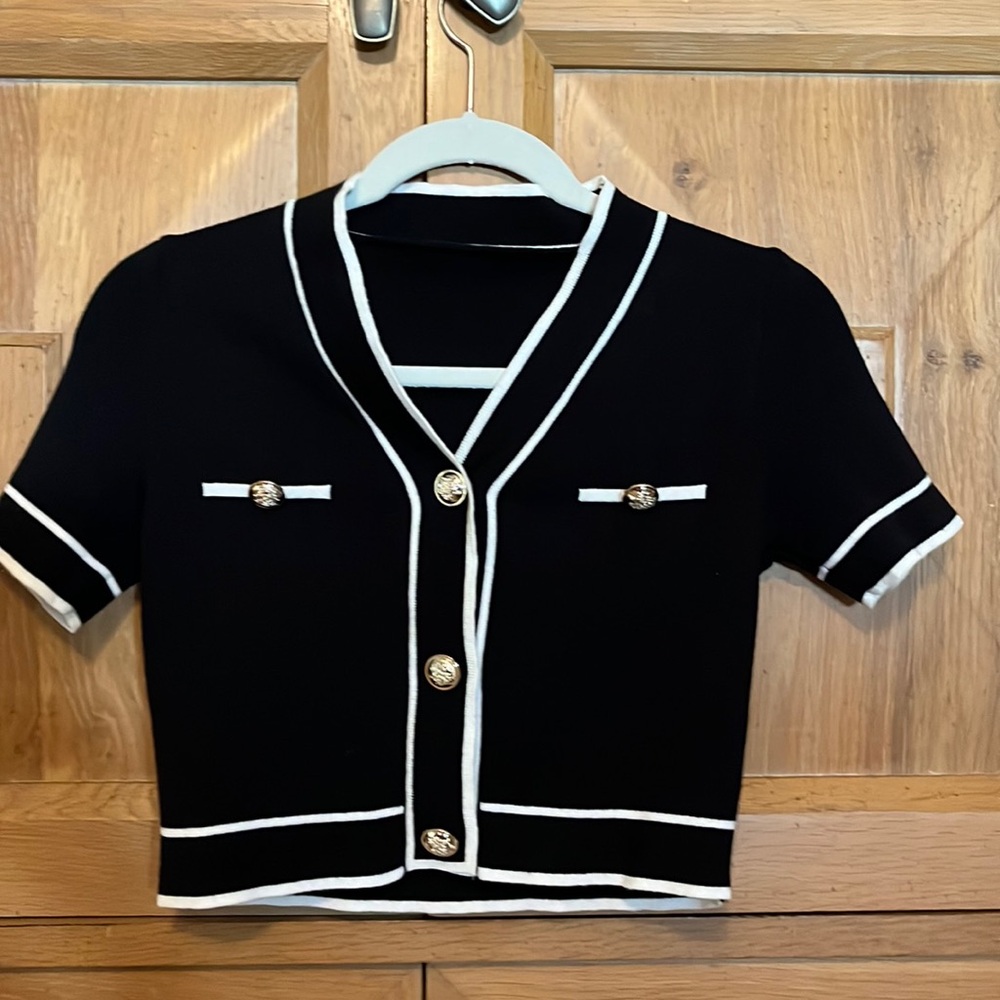 2 Contrast knit crop top one black one white